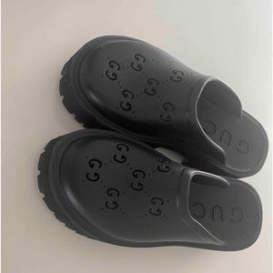 rubber slides/clogs